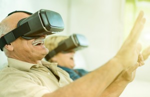 Persone anziane durante una esperienza di gamification in realtà virtuale